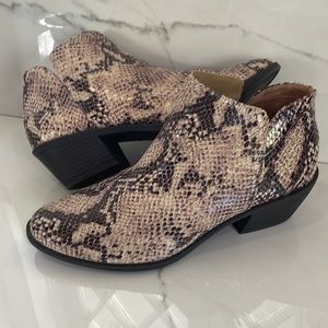 Life Stride Women’s Payton Snake Print Pointed Ankle Boot Flex Size 8.5 W